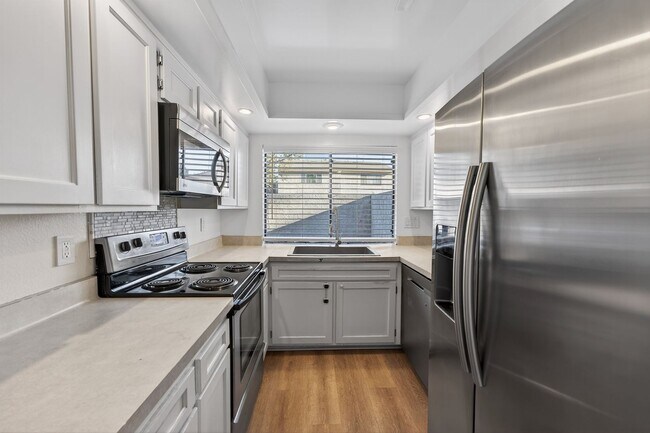 Building Photo - 3 Bedroom Townhome: Prime Location with Pool, Clubhouse and More!