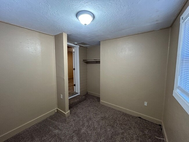 Building Photo - 4 bedroom 2 bath next to Chico State.