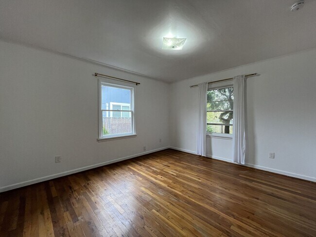 Building Photo - Character-Filled 2-Bedroom Home with Vintage Charm & Bright Living Spaces