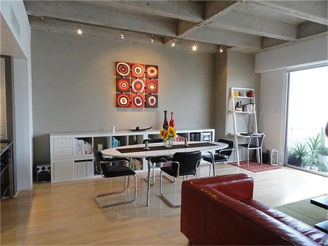 Building Photo - 2016 Main St