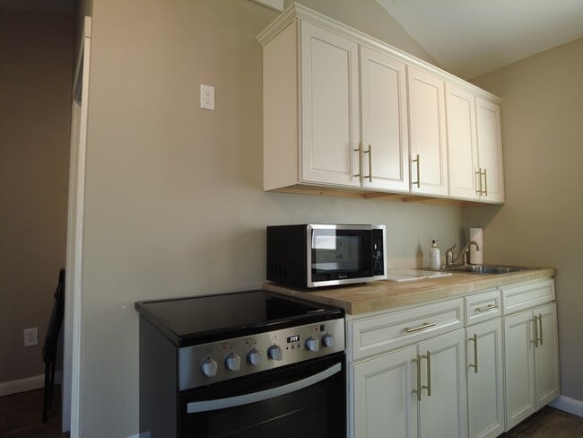 Building Photo - 723 Quinlan St