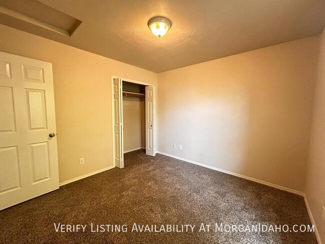 Building Photo - Spacious rooms, alley access garage, priva...