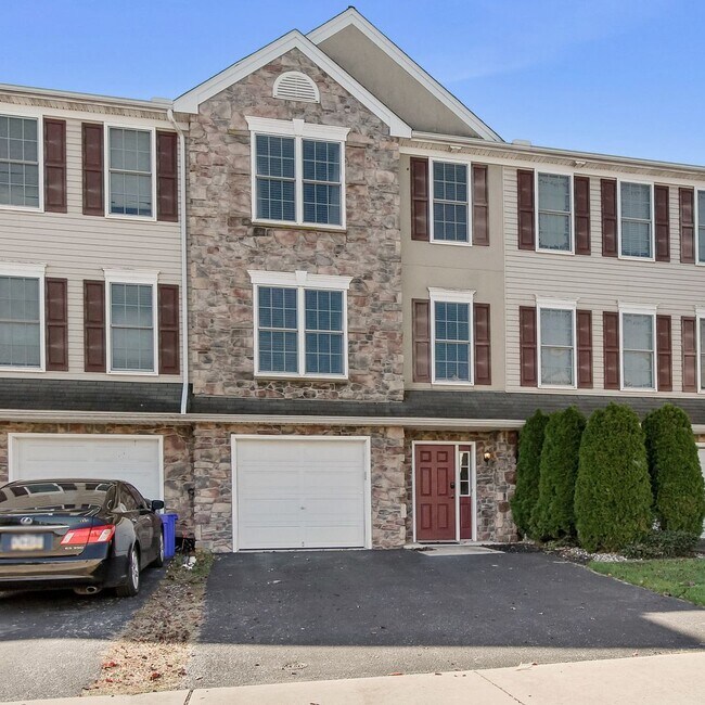 Building Photo - 3 Bed / 2-1/2 Bath Single Family Home