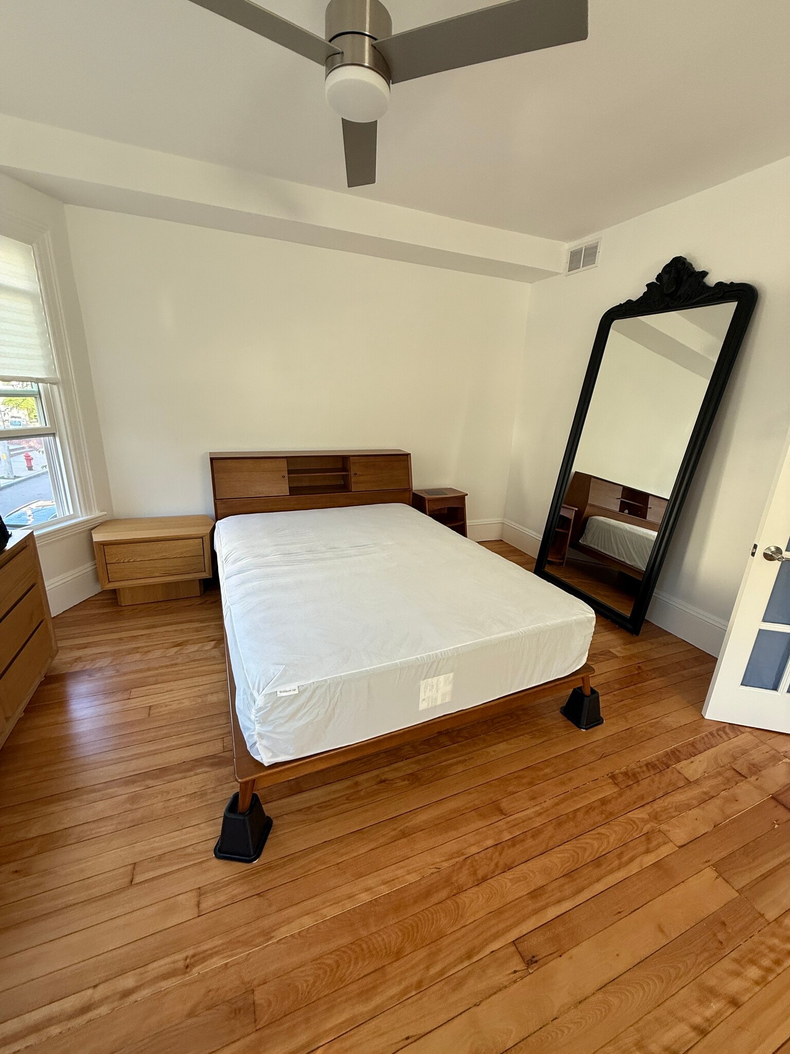 Building Photo - 96 Munroe St