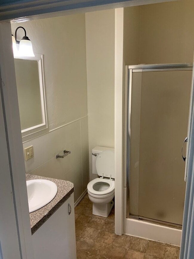 Building Photo - 2 Bedroom Unit in Triplex Near Downtown and Campus