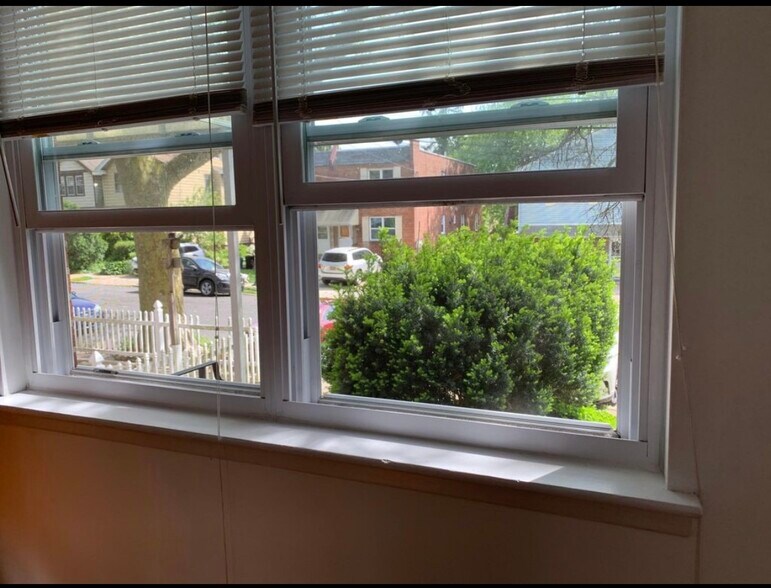 Building Photo - 205 Robbins St