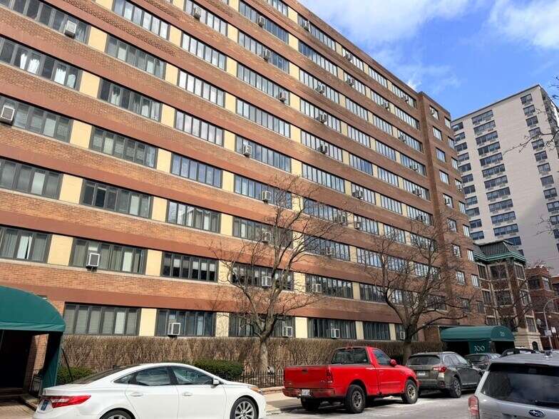 Building Photo - 708 W Bittersweet Pl