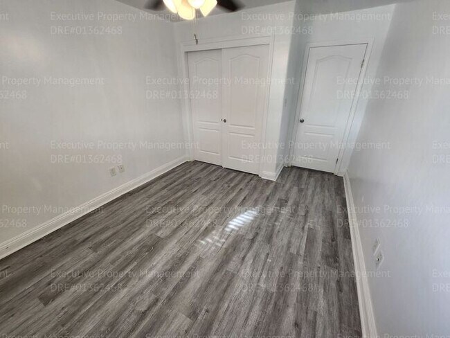 Building Photo - 4 bedroom/ 2 bathroom located in the South...