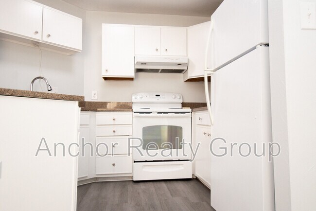 Building Photo - 500 Barberton Dr