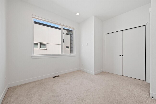 Building Photo - 1370 Yates St