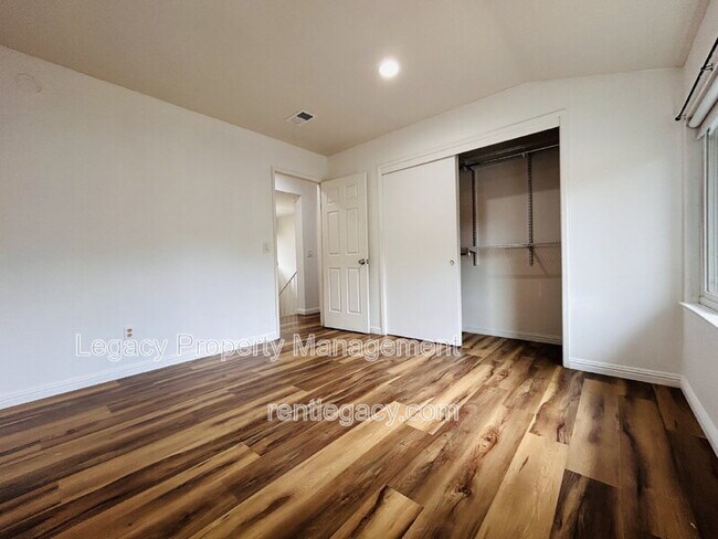 Building Photo - 493 Dahlia St