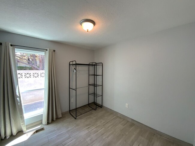 Building Photo - 3 Bedroom Single Story Home Available Near...