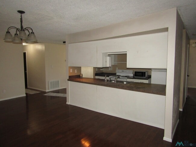 Building Photo - 1707 W Currier Ave