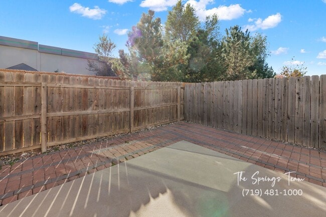 Building Photo - Charming 2BD/2.5BA Townhome with Attached ...