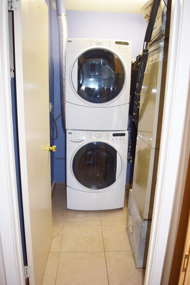 Building Photo - 9745 Lake Shore Dr