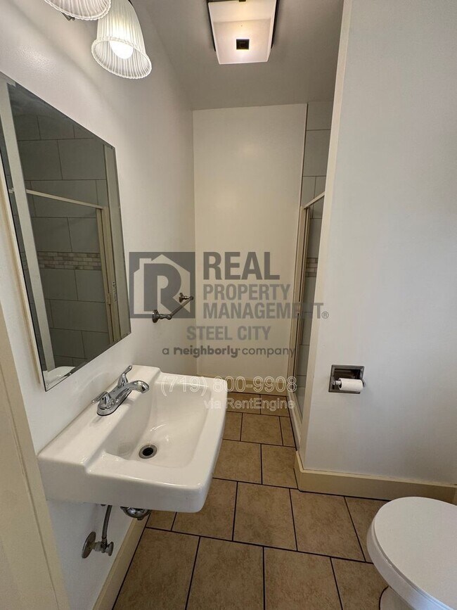 Building Photo - 902 W 11th St