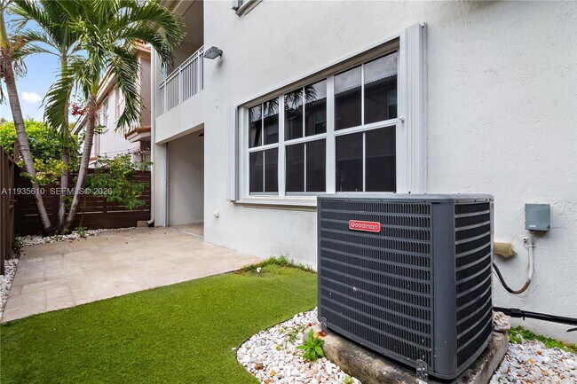 Building Photo - 8562 NW 108th Ave