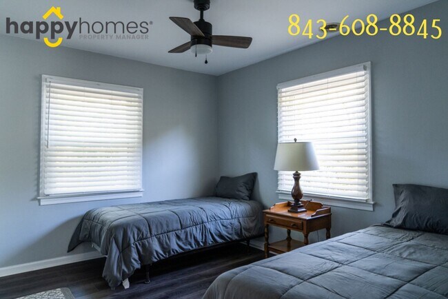 Building Photo - 2 bedroom 1 bath Cute bungalow in Riverlan...