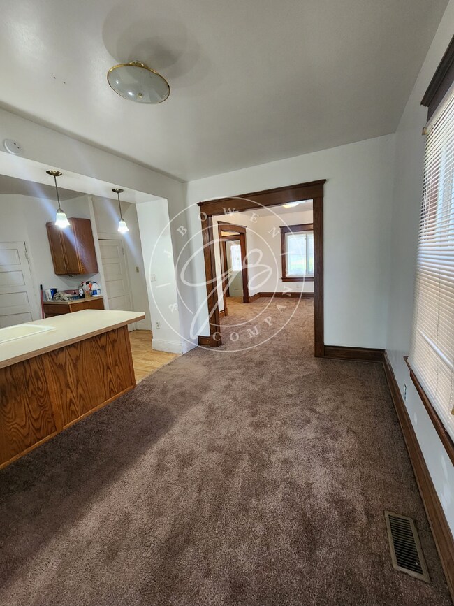 Building Photo - 3 bed 1 bath with bonus rooms!