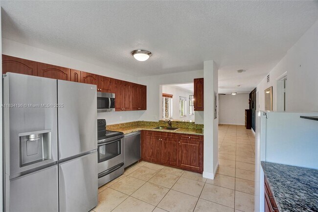 Building Photo - 6235 SW 47th Manor