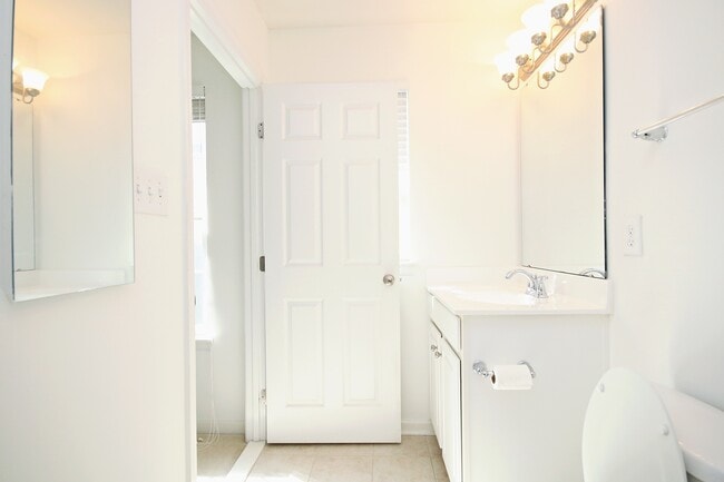 Building Photo - Pet-Friendly Pavilions at Pantops Townhome