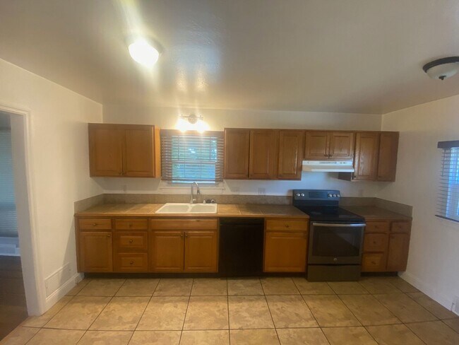Building Photo - 5 bed 2.5 bath home