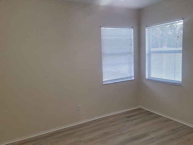 Building Photo - 3/2/2 Home with many upgrades in the 34609...