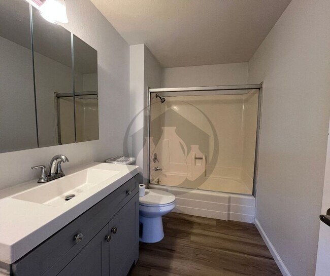 Building Photo - Single Level Triplex Ready to move In!