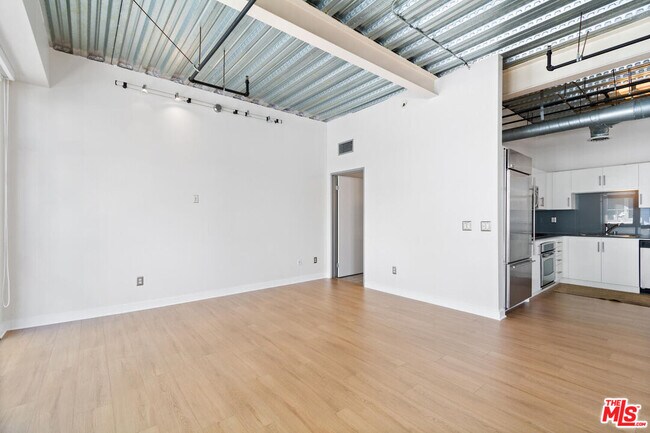 Building Photo - 330 W 11th St