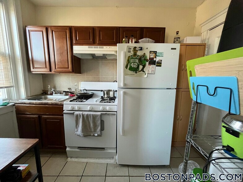 Building Photo - 248 Kelton St