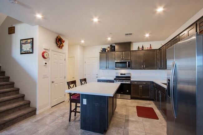 Building Photo - 2 Story Townhouse in Gated Community! Comi...