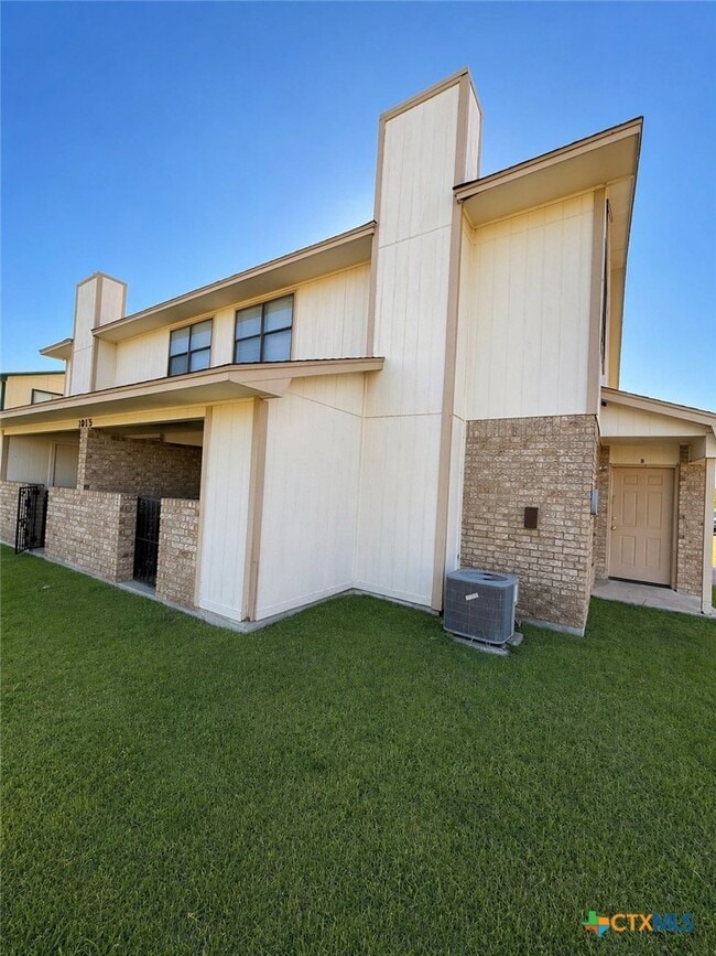 Building Photo - 1813 Cedarhill Dr