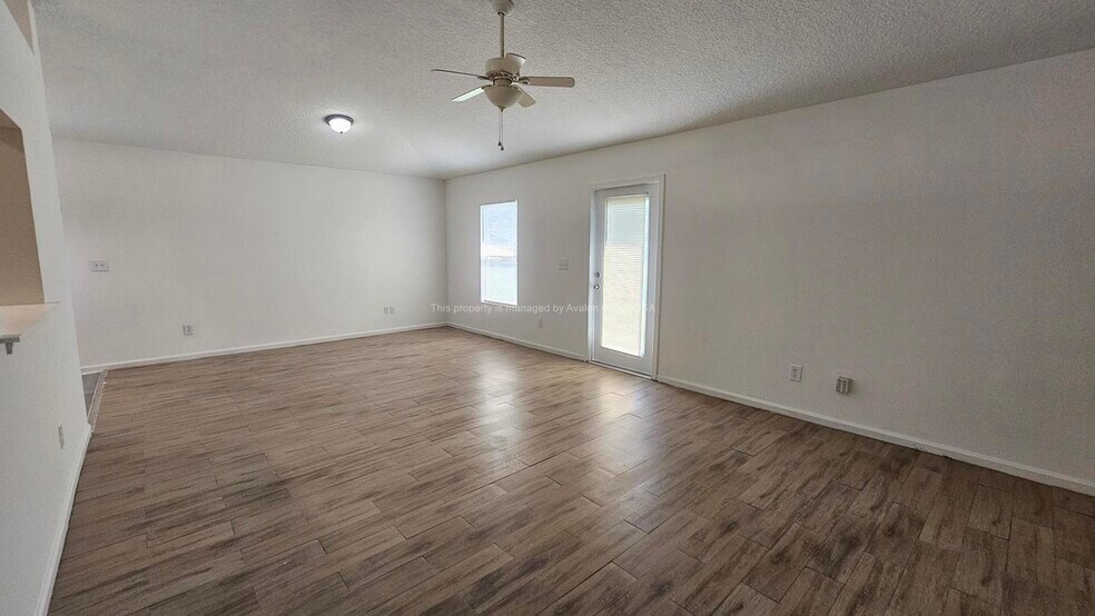 Building Photo - 9453 Thorn Glen Rd
