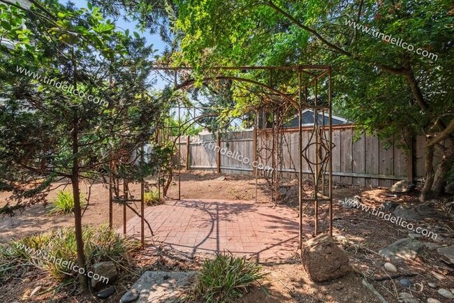 Building Photo - Modern Mediterranean 2 Bed/2 Bath with plenty of space - Pet Friendly!