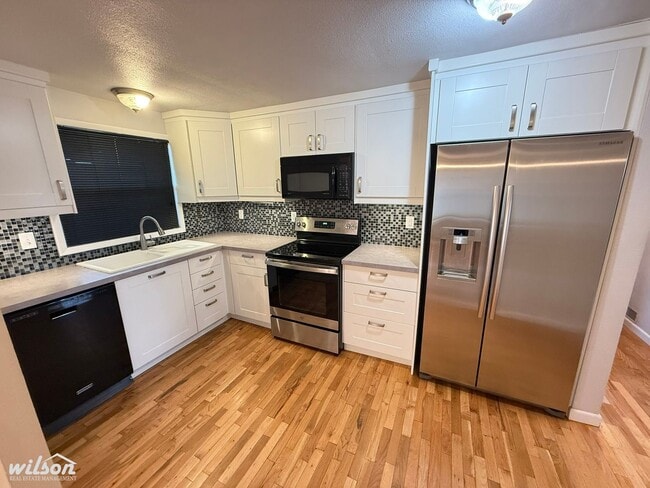 Building Photo - Beautiful 3-Bedroom Stunning Stone Home with Breathtaking Valley Views!