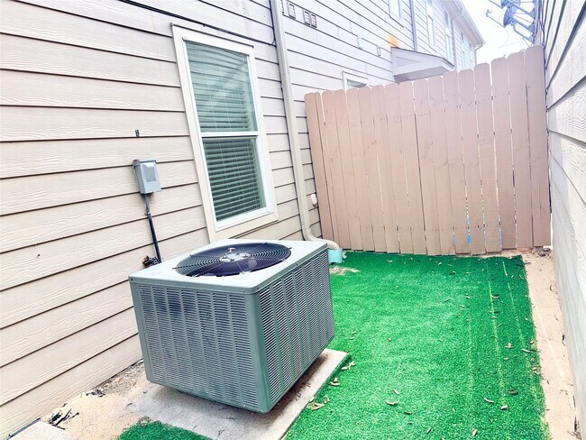 Building Photo - 10064 Emnora Ln