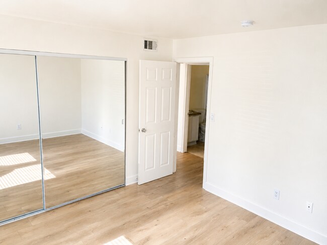 Building Photo - Beautiful Updated 2 Bed / 1.5 Bath Condo