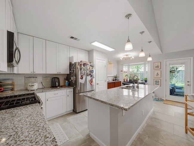 Building Photo - 5014 Mary Lou Dr