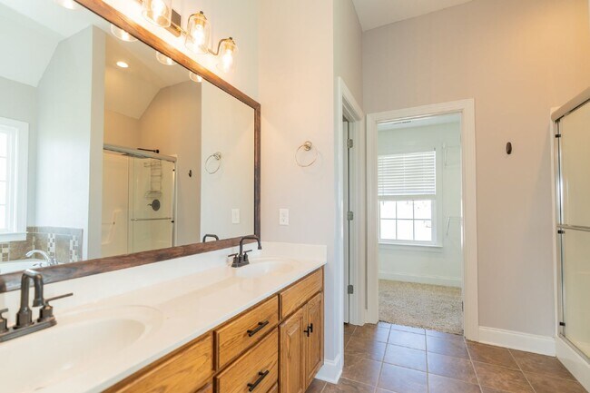 Building Photo - READY NOW!   Harrison Home with Finished Basement & Scenic Views