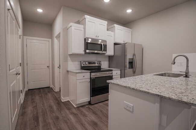 Building Photo - 4 bedroom 3.5 bath home!