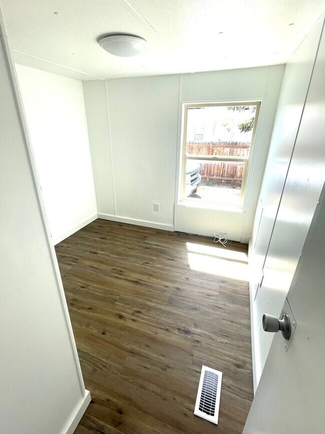 Building Photo - 765 Eve Dr