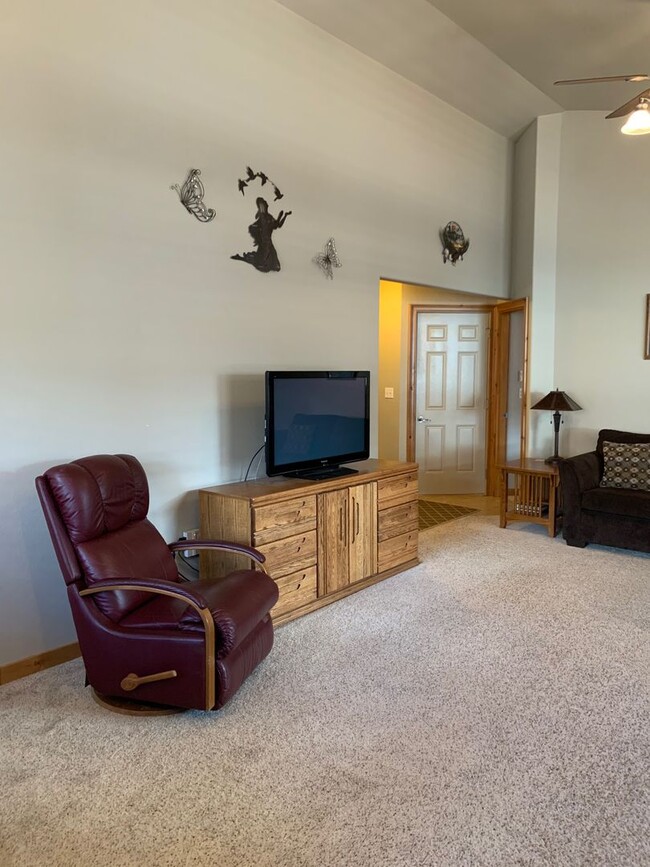 Building Photo - Fully Furnished Home is NE Bend Short Term...