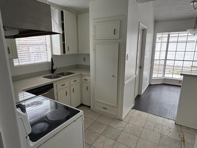 Building Photo - 2206 Round Lake Dr