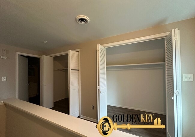 Building Photo - Spacious 4 bed / 2 bath with garage and fi...