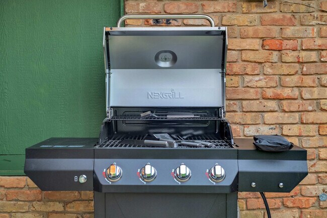 Building Photo - 1901 Cordova Bend