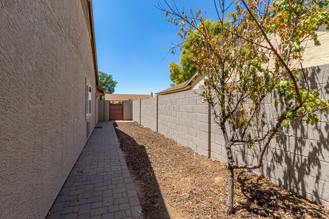 Building Photo - 15433 N 63rd St