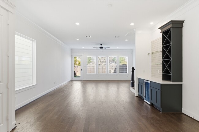 Building Photo - 819 W 19th St