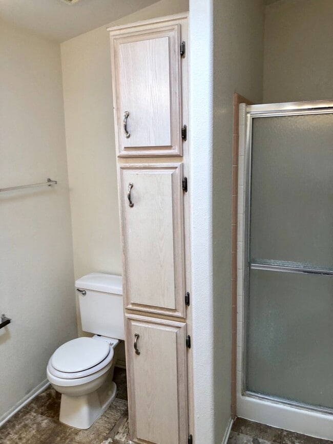 Building Photo - Double Wide on a Double Lot w/detached Gar...