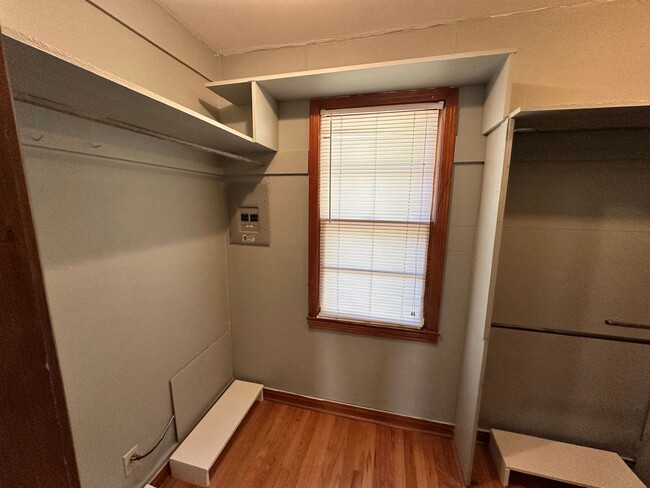 Building Photo - Move -in Special: Cute 3 bed 1.5 bath in W...