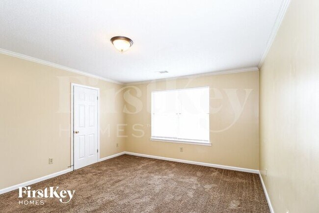 Building Photo - 700 Walnut Woods Cove S